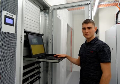 Loris stehend vor einem Laptop Loris stehend vor einem Laptop